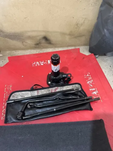 Macaco a óleo chave de roda kit ferramenta e triângulo do novo Toyota Hilux. Sw4