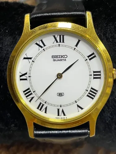 Seiko 5 Quartz 7N00 8A50 numerais romanos