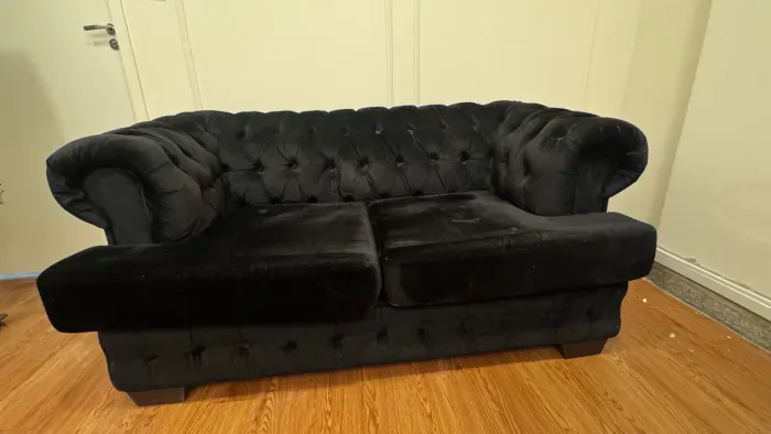 Lindo Sofá Chesterfield Preto de Veludo (2 Lugares) p/ Escritório ou Sala