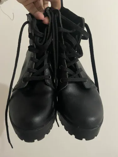 Bota coturno com saltinho, em excelente estado!