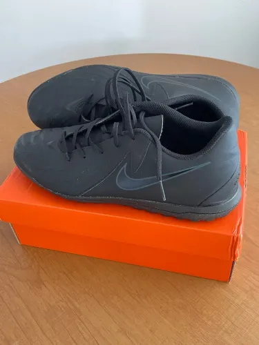 Chuteira Nike Phantom GX II Academy Society