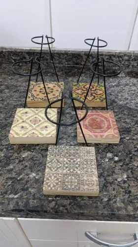 Suporte para mini coador de café individual com base em madeira decorada.