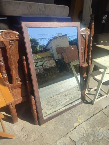 Espelho com moldura em madeira maciça