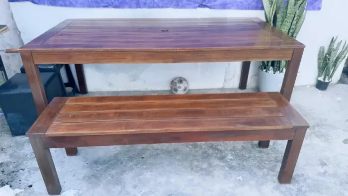 Estou vendendo uma mesa com banco