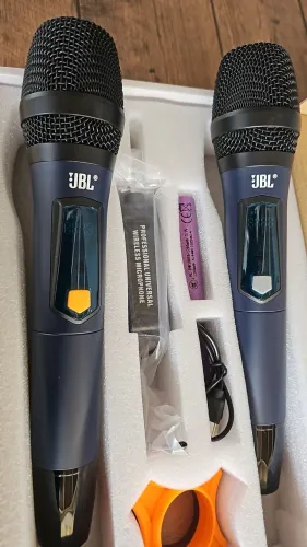 Vendo microfone jbl <br>? nova <br>? excelente pra karaokê <br>? o par<br>? *<br>? aceito cartão