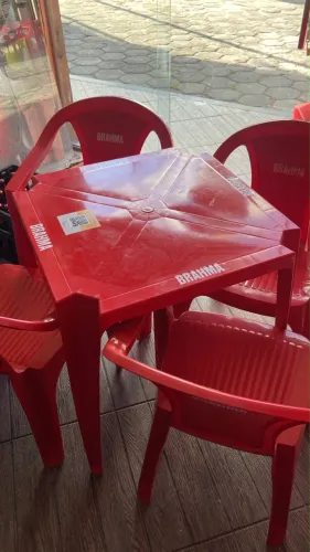 Vendo 13 Conjuntos de mesa plástica Brahma