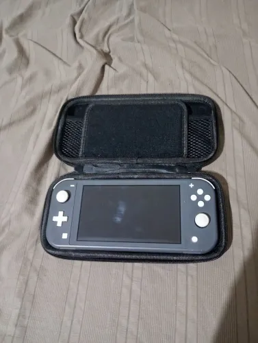 Nintendo switch lite com jogo e case