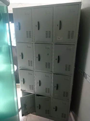 Armário 12 portas a chave