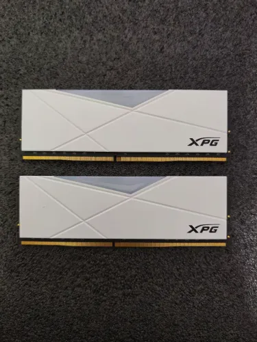 Memória RAM RGB 16GB (2x8GB) XPG Spectrix D50 DDR4 3200MHz CL16 Branca - Excelente Estado