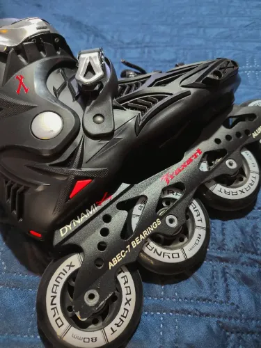 Patins Traxart Dynamix Preto + Kit Proteção Completo (80mm ABEC-7)