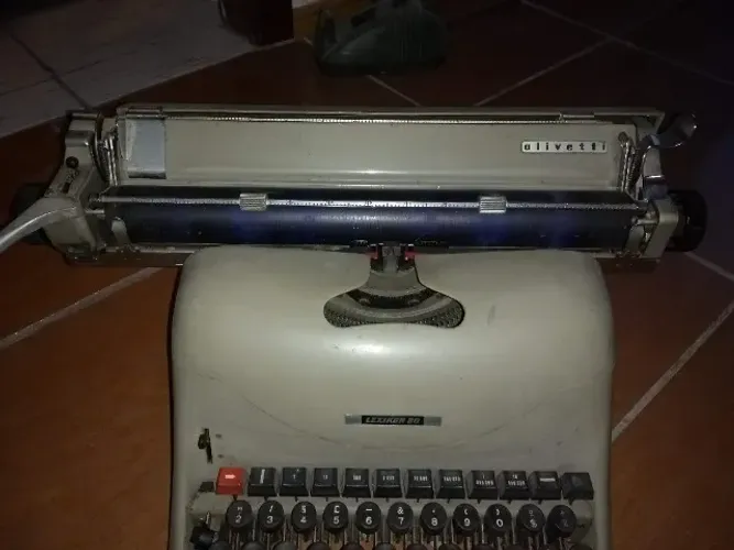 Máquina de escrever da marca Olivetti modelo Lexikon 80 e Remington