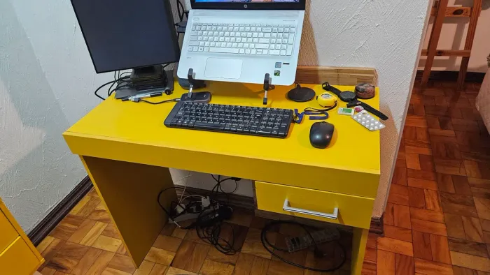 Escrivaninha amarela