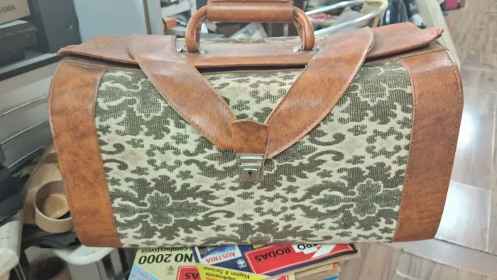 mala de viagem vintage, confeccionada em estilo tapeçaria medidas 45x25x23