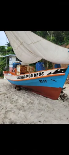 Vende-se uma embarcação de pesca na praia de pipa.