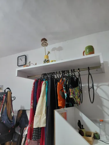 Vendo prateleira com cabideiro 