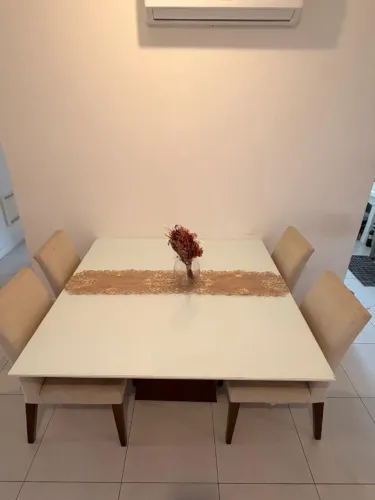 Mesa de jantar quadrada com 4 cadeiras