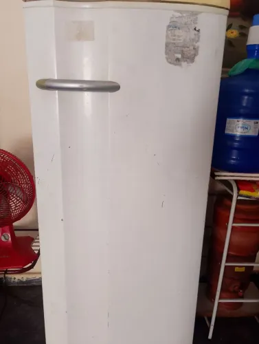 Vende-se geladeira valor a combinar dispenso curioso