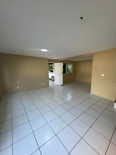 GRANDE OPORTUNIDADE, EXCELENTE CASA EM COND. DE ALTO PADRAO NO OLHO D AGUA, PX PRAIA LITOR
