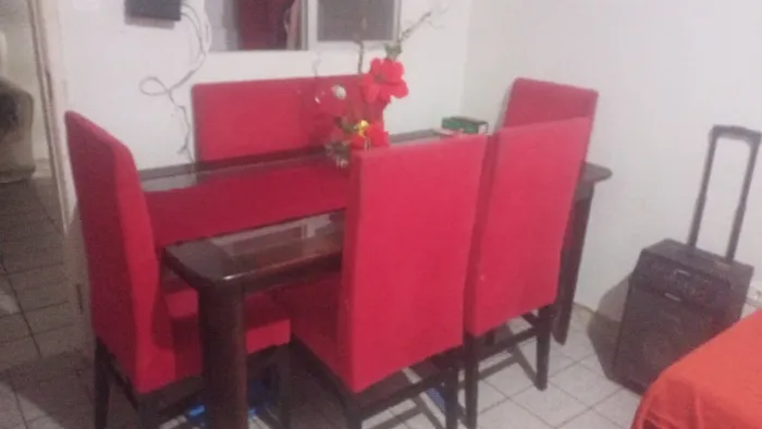 Mesa de 6 lugares de madeira e vidro ,cadeiras de madeira com estofado vermelho