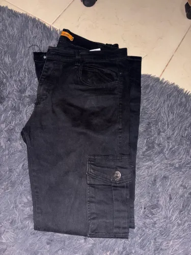 calça jeans com bolsos laterais 