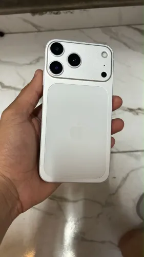 iPhone XR na carcaça do 17 