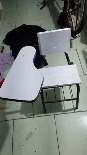Cadeira universitária prá criança estudar .