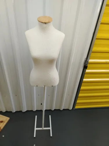 Manequim Busto Costura Feminino Pedestal H Branco. A retirar no Bairro do Limão. R$ 200,00