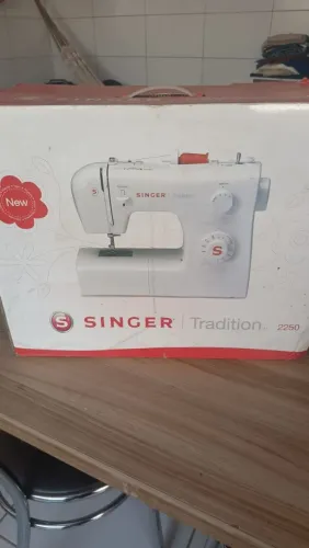 Máquina de custura nova 