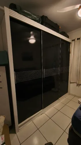 DOAÇÃO - Guarda-roupa casal com portas de correr