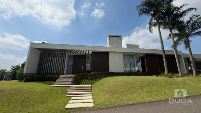 Casa de Alto Padrão à Venda em Condomínio Fechado