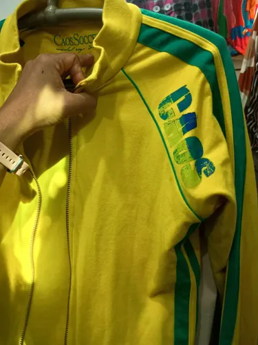 Jaqueta Vintage Brasil Society Rara Caos Anos 2010 .Estilo Esportivo Relíquia Perfeita