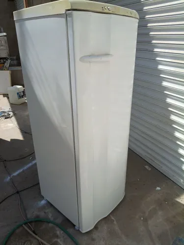 Vendo geladeira Electrolux 280 litros degelo prático funcionando bem