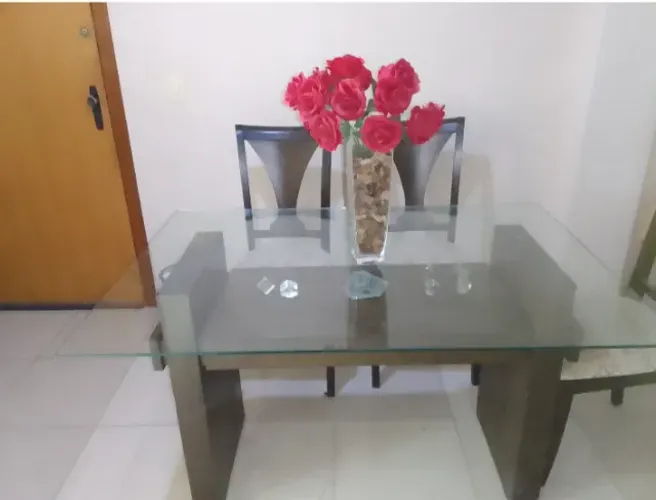 Mesa de jantar com 6 cadeiras
