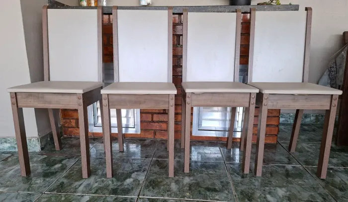 Vendo cadeiras 4 lugares!
