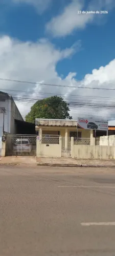 Venfo uma casa em area nobre da cidade