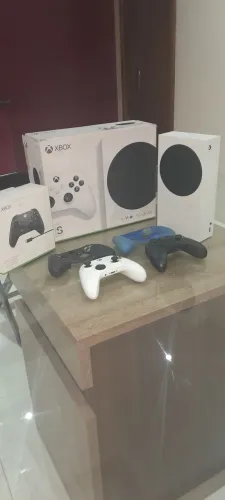 XBOX Series S 512GB (SSD) 2 Controles Originais ( Caixa do controle e do XBOX)