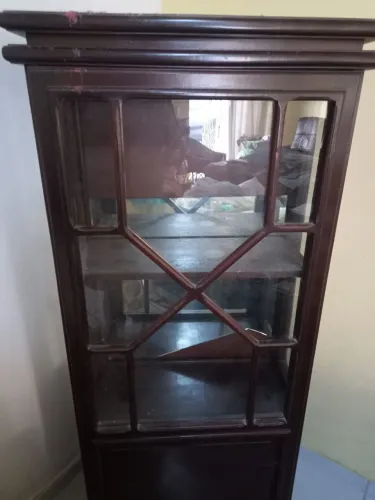 Vendo linda cristaleira antiga em perfeito estado só precisa limpeza e trocar o espelho.
