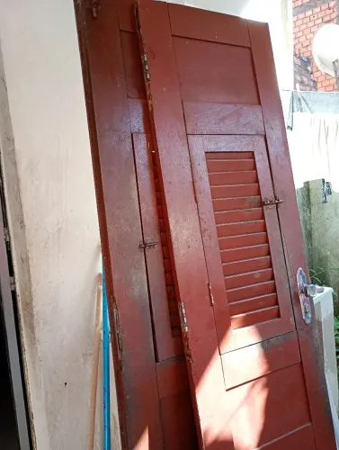Vendo porta de madeira completa com forra e fechaduras!