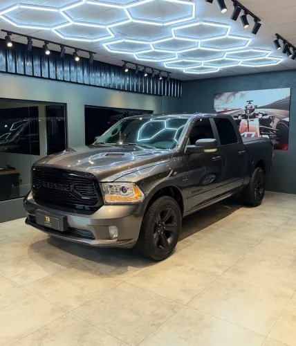 Ram Classic Laramie Night Edition 5.7 V8 16V Gasolina 4X4 Aut. 2022