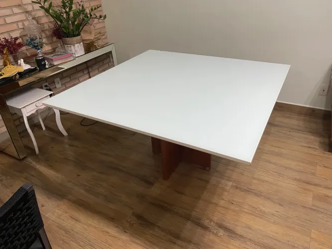 Mesa laqueado com vidro base madeira embuia