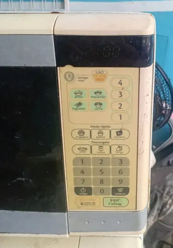 Vendo  micro-ondas 80 reias os 2 porém liga mas esquentar acertei tudo as luzes 