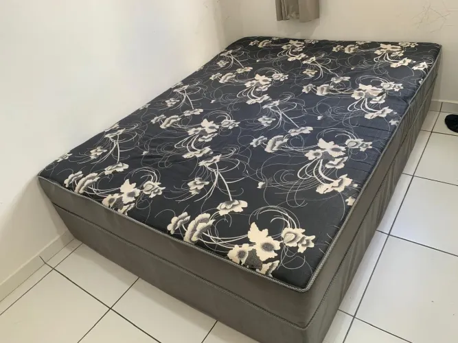 Cama de casal em ótimo estado
