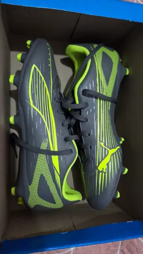 Chuteiraa de campo Puma Ultra 5 Play Cinza e verde