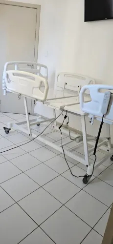 Cama Hospitalar Motorizada Articulada com Elevação de Altura - Possui Controle Remoto