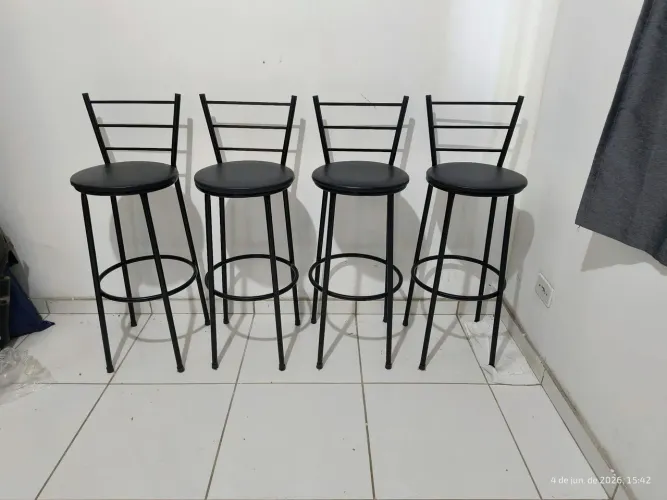 4 cadeiras altas 