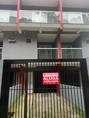 BENTOALVES aluga sobrado triplex, novo,02 dorm., 01 vaga, bairro Colina Sorriso - Caxias d