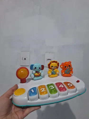 Brinquedo musical de bebê com teclado