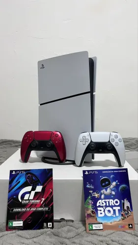 PS5 Slim ( 2 Controles, 2 Jogos + 825GB )