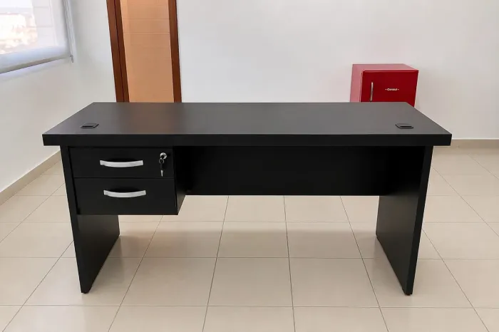 Mesa Executiva Preta 1,50x0,70 - Aparência de Nova - Com Gaveteiro e Chave