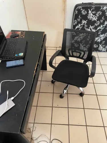 Cama , guarda-roupa e escrivaninha + cadeira escritório